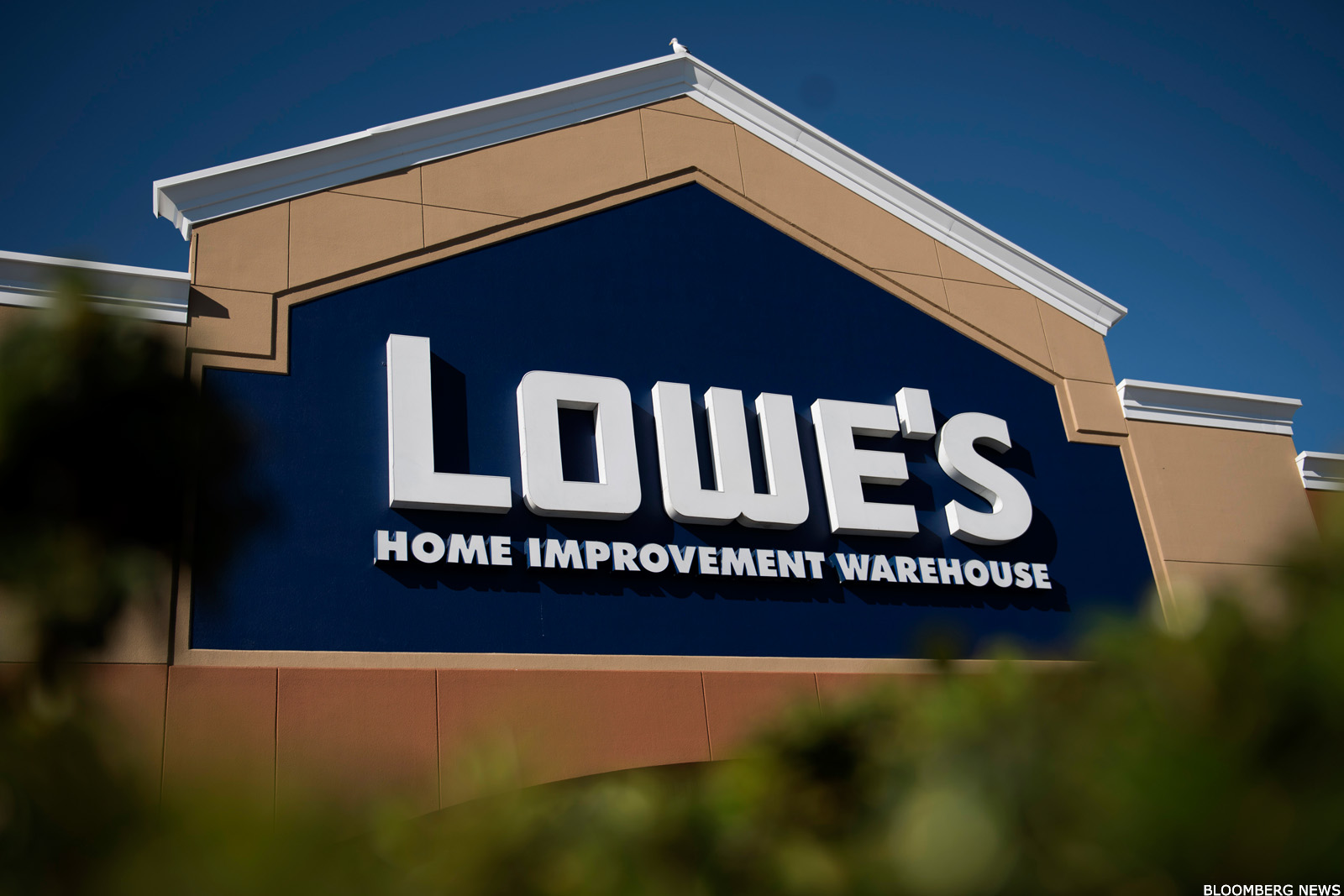Lowe's (LOW), Home Depot (HD) Buck Retail Trend as Amazon (AMZN) Plays